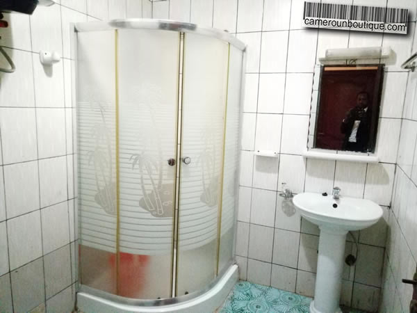 Salle de bain appartement meublé Yaoundé Elig Esono