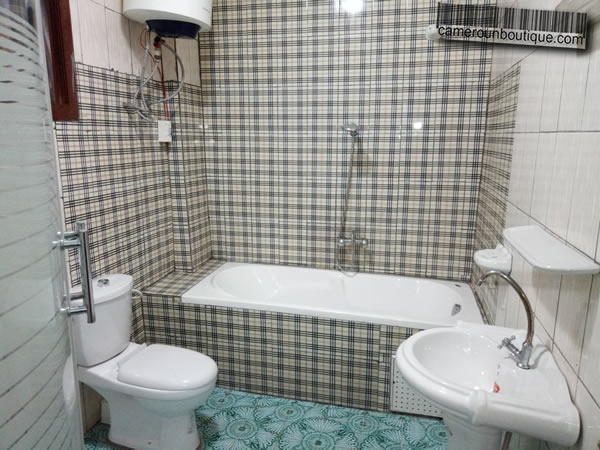 Salle de bain appartement meublé Yaoundé Elig Esono