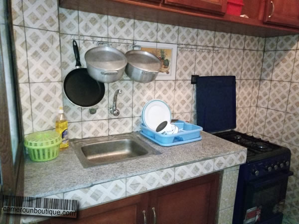 Cuisine appartement meublé Yaoundé Elig Esono