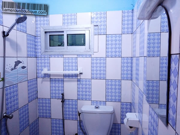 Salle de bain du Studio meublé F2 à louer à Douala Bonapriso Hydrocarbure