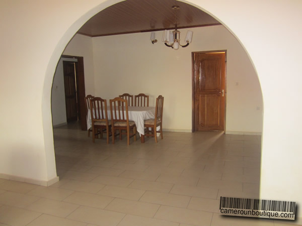 Salle à manger appartement meublé Yaoundé Odza Auberge Bleue