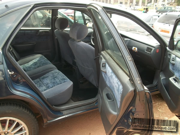 Toyota Carina E à Douala