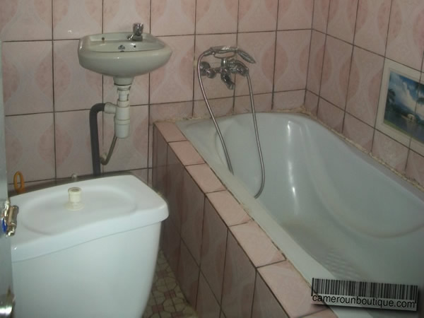 Salle de bain studio meublé à louer à Yaoundé Djoungolo