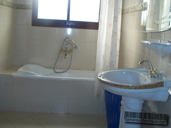 Salle de bain appartement meublé Yaoundé Nkomo Maetur