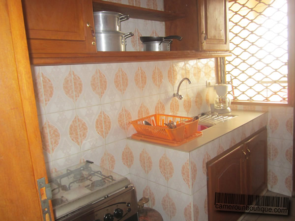 Cuisine studio meublé à louer Yaoundé Tropicana