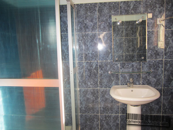 Salle de bain appartement meublé Yaoundé Elig Essono