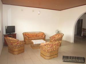 Salon appartement meublé Yaoundé Odza Auberge Bleue