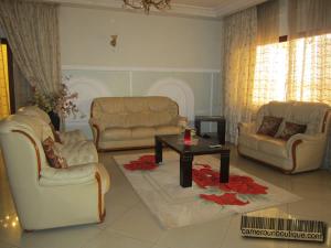 Salon appartement meublé Yaoundé Nkomo Maetur