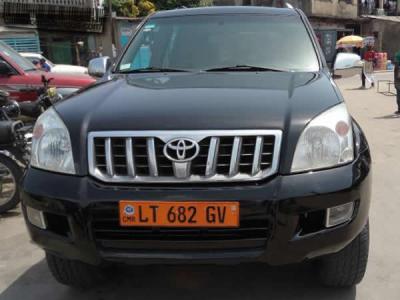 Location voiture Toyota Prado 9 places à Douala